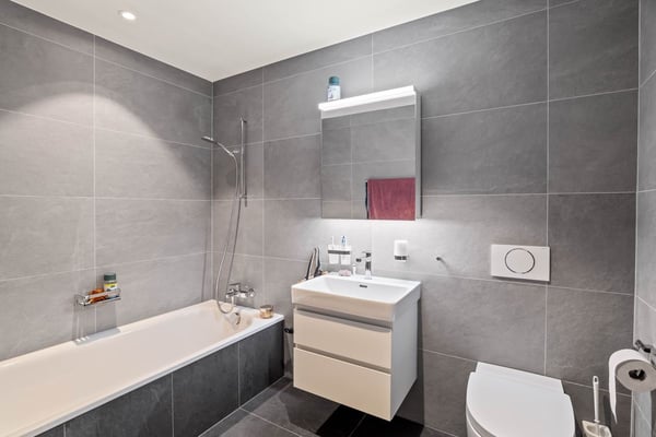 Neuwertige 1.5-Zimmer-Wohnung an bester Lage in Heimberg 12