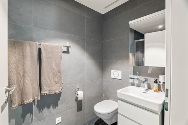 Neuwertige 1.5-Zimmer-Wohnung an bester Lage in Heimberg 11