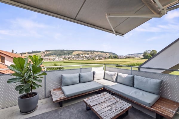 5.5-Zimmer-Maisonette: 146 m² Wohnkomfort mit Galerie, Terrasse und Weitsicht 1