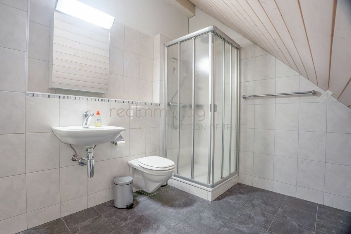 Familienfreundliches 6.5-Zimmer-Reiheneckhaus mit Garten und direktem Tiefgaragenzugang in Obfelden