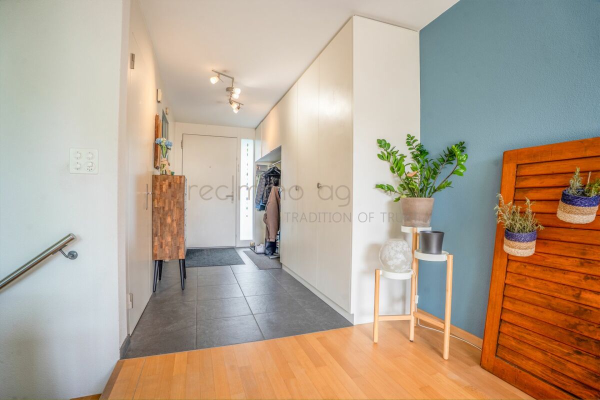 Familienfreundliches 6.5-Zimmer-Reiheneckhaus mit Garten und direktem Tiefgaragenzugang in Obfelden