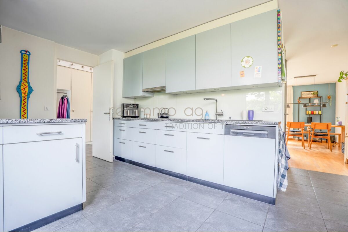 Familienfreundliches 6.5-Zimmer-Reiheneckhaus mit Garten und direktem Tiefgaragenzugang in Obfelden