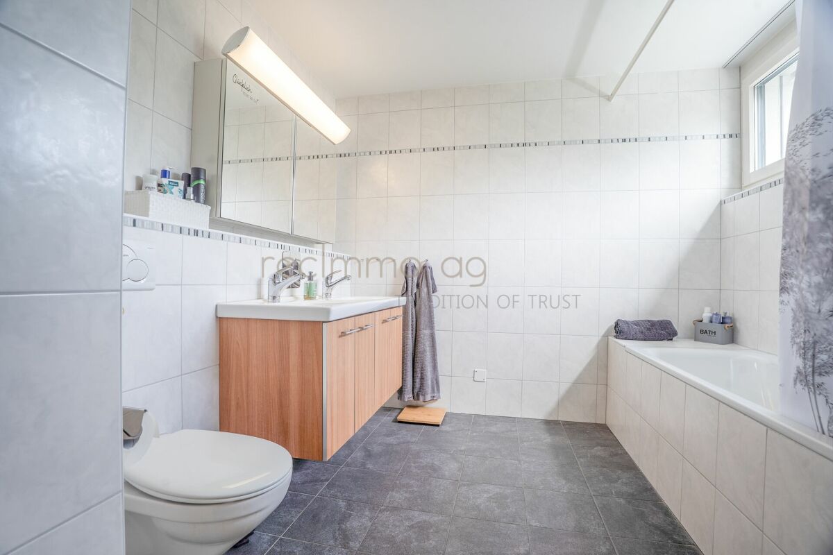 Familienfreundliches 6.5-Zimmer-Reiheneckhaus mit Garten und direktem Tiefgaragenzugang in Obfelden