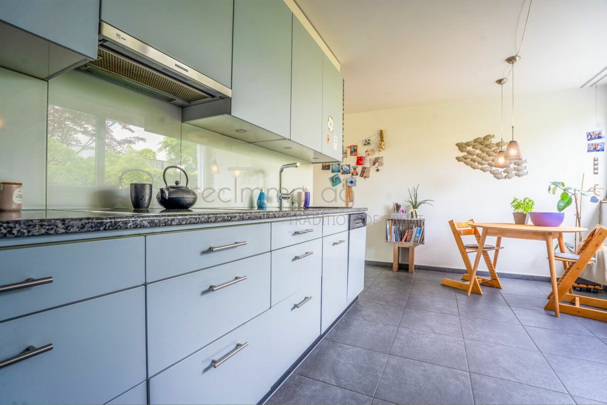 Familienfreundliches 6.5-Zimmer-Reiheneckhaus mit Garten und direktem Tiefgaragenzugang in Obfelden