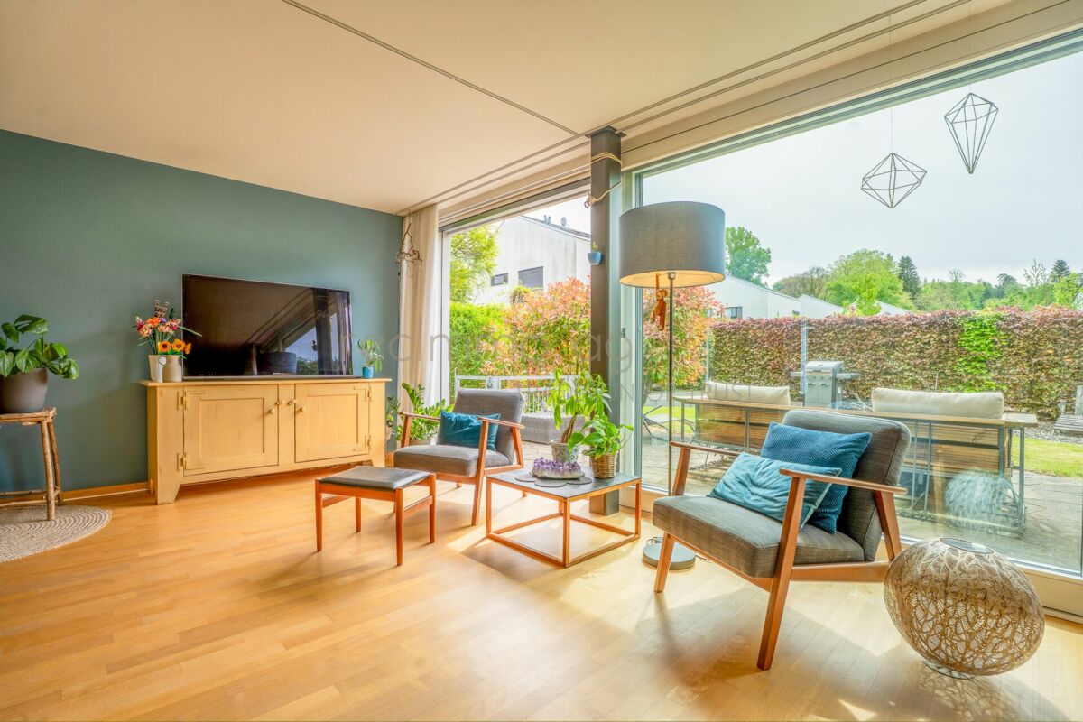 Familienfreundliches 6.5-Zimmer-Reiheneckhaus mit Garten und direktem Tiefgaragenzugang in Obfelden