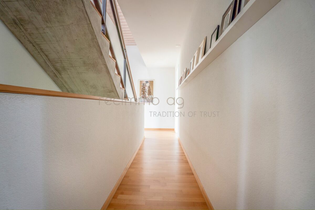 Familienfreundliches 6.5-Zimmer-Reiheneckhaus mit Garten und direktem Tiefgaragenzugang in Obfelden