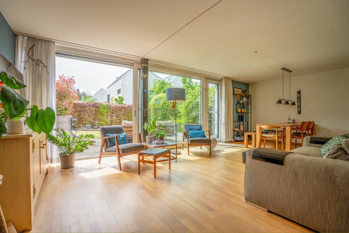 Familienfreundliches 6.5-Zimmer-Reiheneckhaus mit Garten und direktem Tiefgaragenzugang in Obfelden