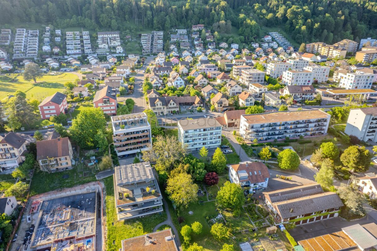 Frisch sanierte 2.5-Zimmer-Wohnung im Baurecht mit Balkon und Garagenplatz in Brugg