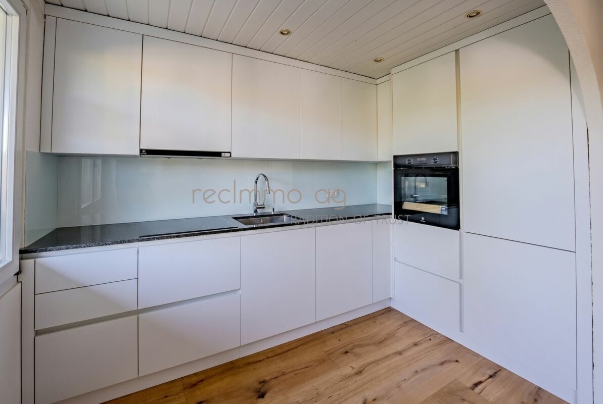 Frisch sanierte 2.5-Zimmer-Wohnung im Baurecht mit Balkon und Garagenplatz in Brugg