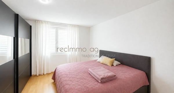 Gepflegte 3.5-Zimmer-Wohnung mit verglastem Balkon und Weitsicht 2