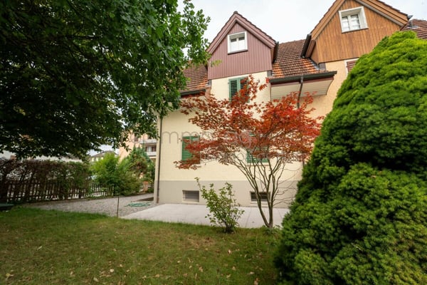 Stilvoll renovierte 4.5-Zimmer-Doppelhaushälfte mit Privatgarten an begehrter Lage in Zug