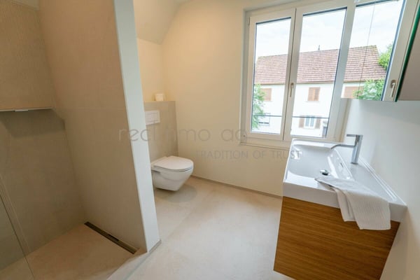 Stilvoll renovierte 4.5-Zimmer-Doppelhaushälfte mit Privatgarten an begehrter Lage in Zug 10