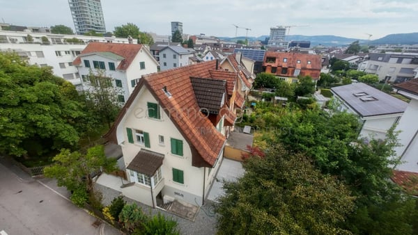 Stilvoll renovierte 4.5-Zimmer-Doppelhaushälfte mit Privatgarten an begehrter Lage in Zug 3