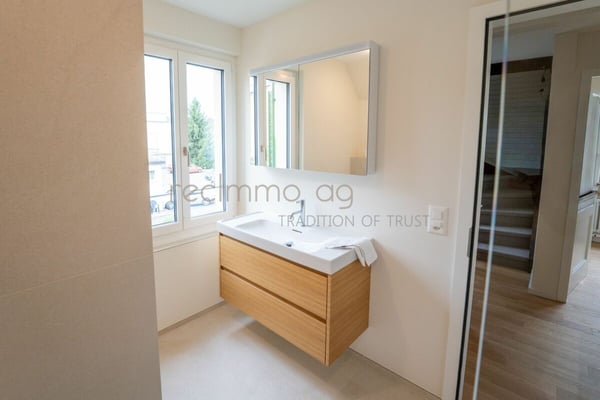 Stilvoll renovierte 4.5-Zimmer-Doppelhaushälfte mit Privatgarten an begehrter Lage in Zug 9