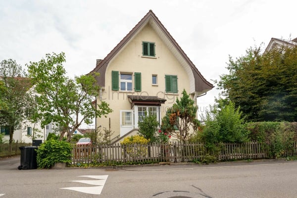 Stilvoll renovierte 4.5-Zimmer-Doppelhaushälfte mit Privatgarten an begehrter Lage in Zug 6