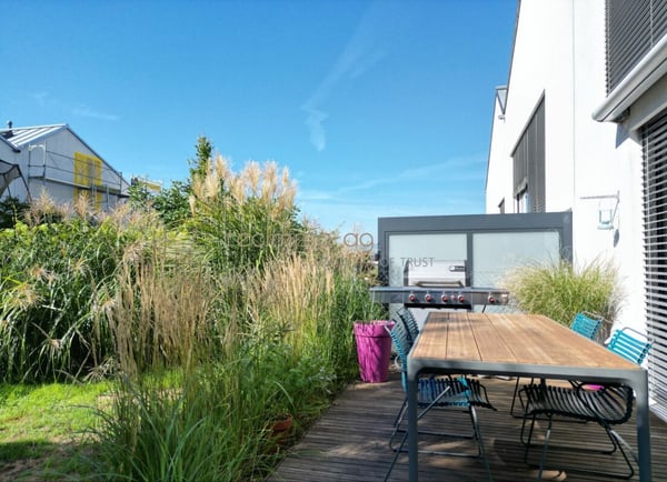 Modernes, lichtdurchflutetes 6.5-Zimmer-Reiheneinfamilienhaus mit Garten in Obfelden 2