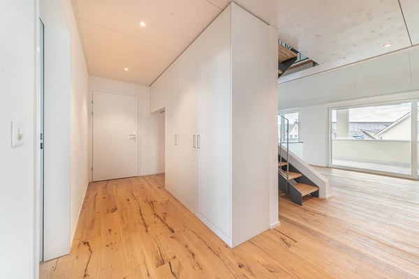 Exklusive 4.5 Zimmer-Galeriewohnung mit grosser Loggia und hochwertigen Ausbau 2