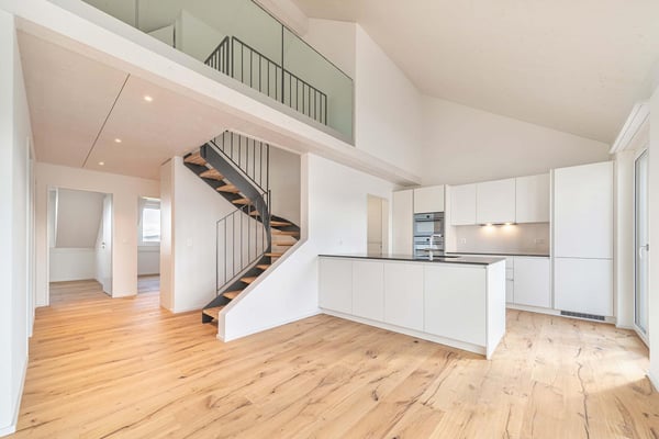 Exklusive 4.5 Zimmer-Galeriewohnung mit grosser Loggia und hochwertigen Ausbau 1