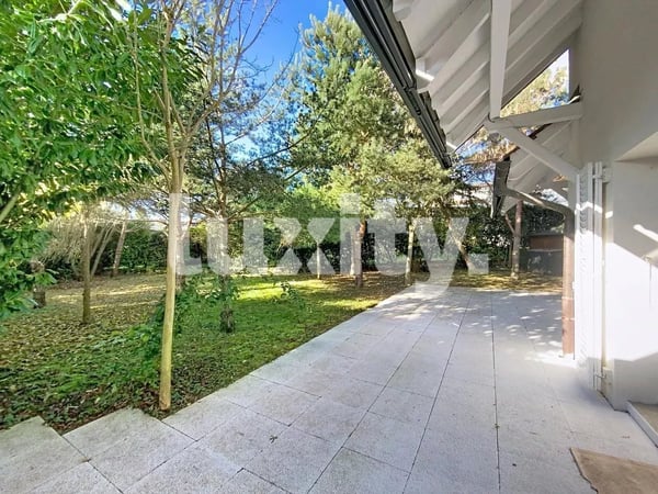 Elegant villa with large garden and private studio, a haven of tranquility. 3