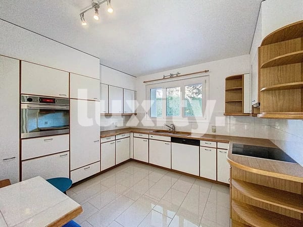 Elegant villa with large garden and private studio, a haven of tranquility. 6