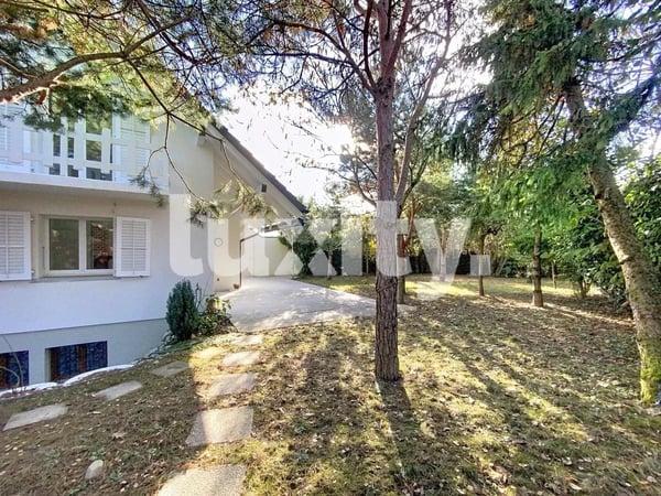 Elegant villa with large garden and private studio, a haven of tranquility. 1