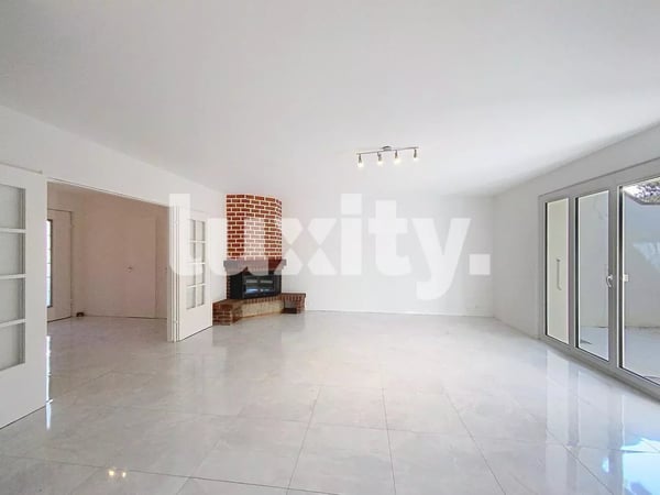 Elegant villa with large garden and private studio, a haven of tranquility. 4