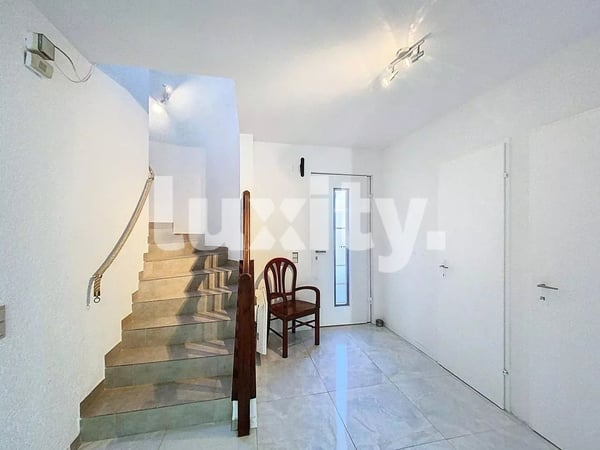 Elegant villa with large garden and private studio, a haven of tranquility. 5