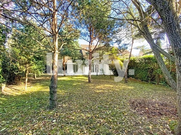 Elegant villa with large garden and private studio, a haven of tranquility. 2