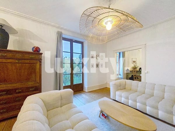 Exceptional listed property - Lake view and landscaped garden 3