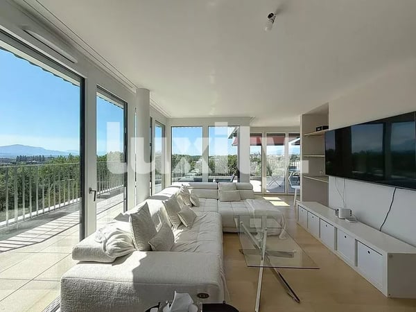 Gland-Magnifique appartement de standing avec terrasse de 150 m² et vue panoramique sur le lac et le Jura 1