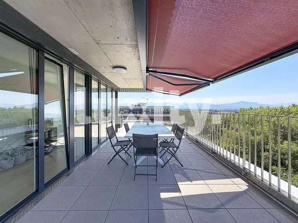Gland-Magnifique appartement de standing avec terrasse de 150 m² et vue panoramique sur le lac et le Jura 4