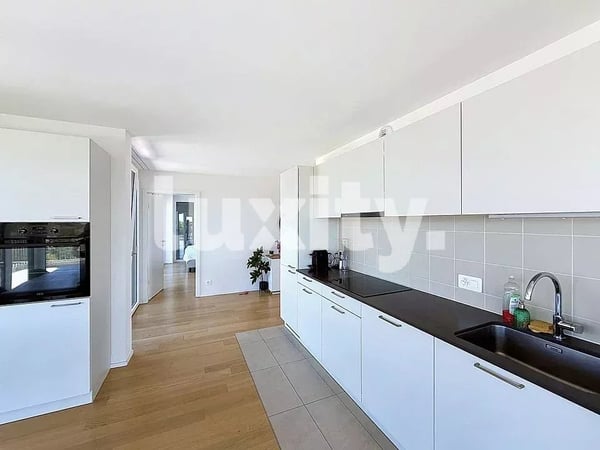 Gland-Magnifique appartement de standing avec terrasse de 150 m² et vue panoramique sur le lac et le Jura 3