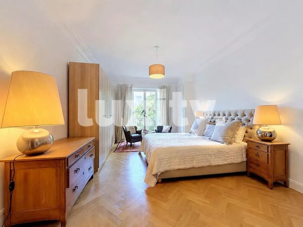 Appartement haussmannien de prestige à proximité du Parc Bertrand 3