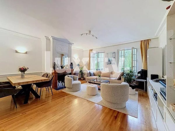 Superbe appartement place du bourg de four 1