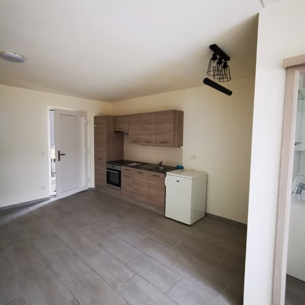 Zentrales Studio mit Sitzplatz in Thun 2