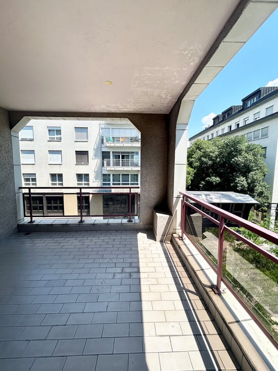 Grande surface à louer en plein centre-ville 4