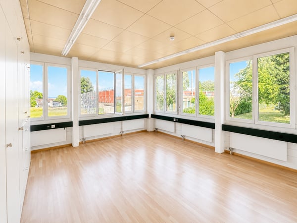 Einzelbüro mit viel Tageslicht und Blick ins Grüne 2