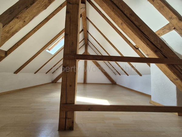 Wohnen unterm offenen Dachstuhl 4.5 Zimmer mit Holzbalken, Balkon u 5