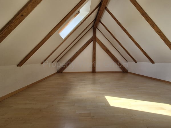 Wohnen unterm offenen Dachstuhl 4.5 Zimmer mit Holzbalken, Balkon u 6