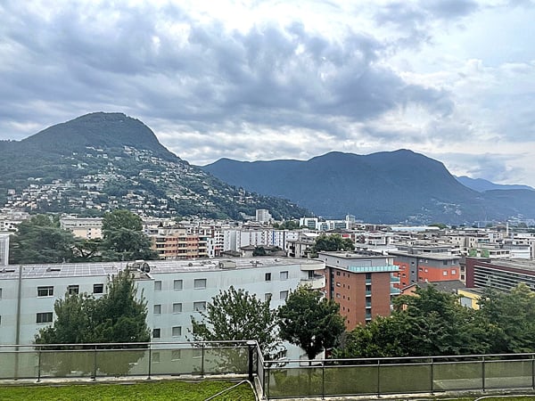 APPARTAMENTO 1.5 CON SPLENDIDA VISTA CITTA' E PARZIALE LAGO 1