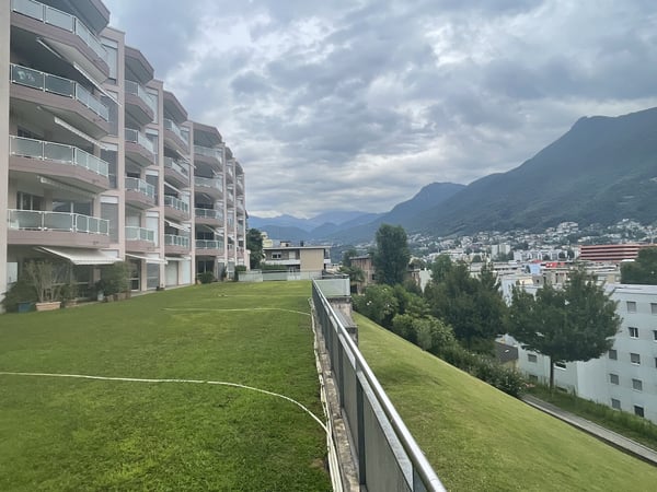 APPARTAMENTO 1.5 CON SPLENDIDA VISTA CITTA' E PARZIALE LAGO 12