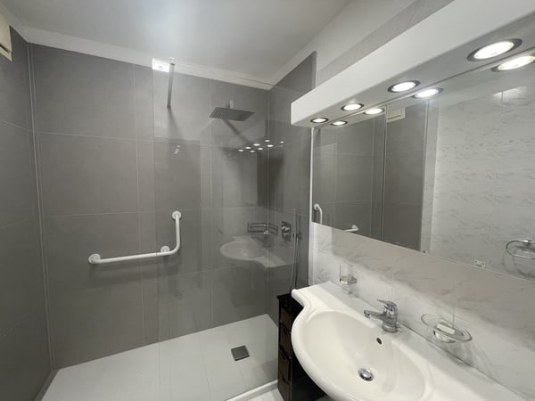 APPARTAMENTO 1.5 CON SPLENDIDA VISTA CITTA' E PARZIALE LAGO 11