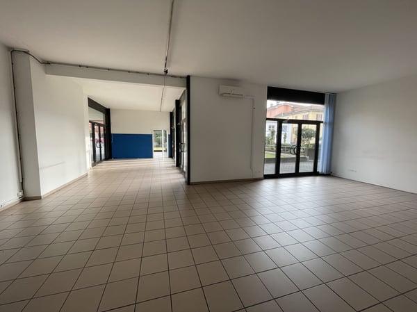 AMPIO COMMERCIALE CON VETRINE IN ZONA DI FORTE PASSAGGIO 7