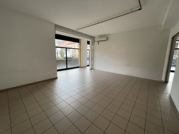 AMPIO COMMERCIALE CON VETRINE IN ZONA DI FORTE PASSAGGIO 6