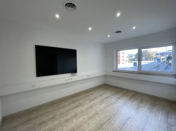 UFFICIO SU DUE LIVELLI E 6 POSTEGGI AD UN PREZZO SUPER 8