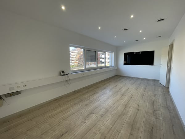 UFFICIO SU DUE LIVELLI E 6 POSTEGGI AD UN PREZZO SUPER 1