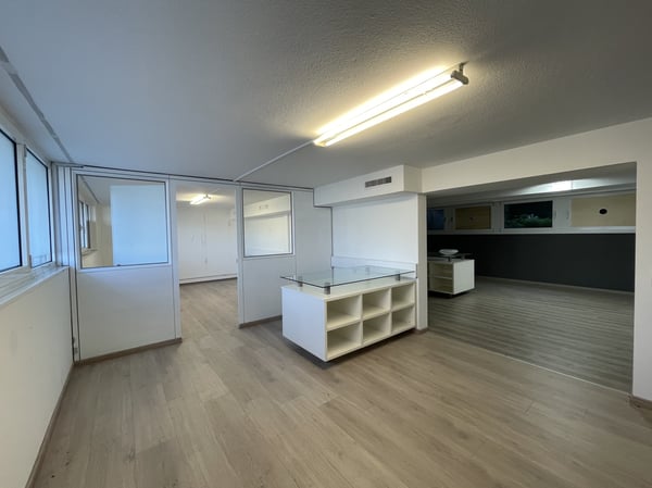 UFFICIO SU DUE LIVELLI E 6 POSTEGGI AD UN PREZZO SUPER 5