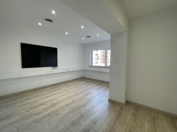 UFFICIO SU DUE LIVELLI E 6 POSTEGGI AD UN PREZZO SUPER 4