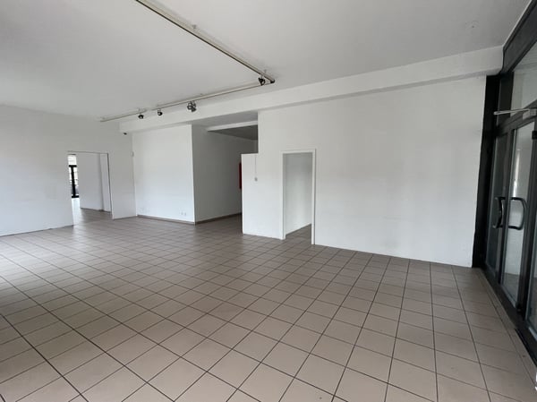 AMPIO COMMERCIALE CON VETRINE IN ZONA DI FORTE PASSAGGIO 8