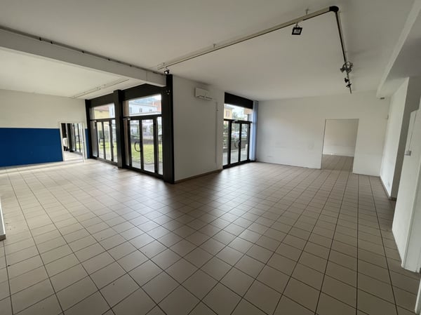 AMPIO COMMERCIALE CON VETRINE IN ZONA DI FORTE PASSAGGIO 4